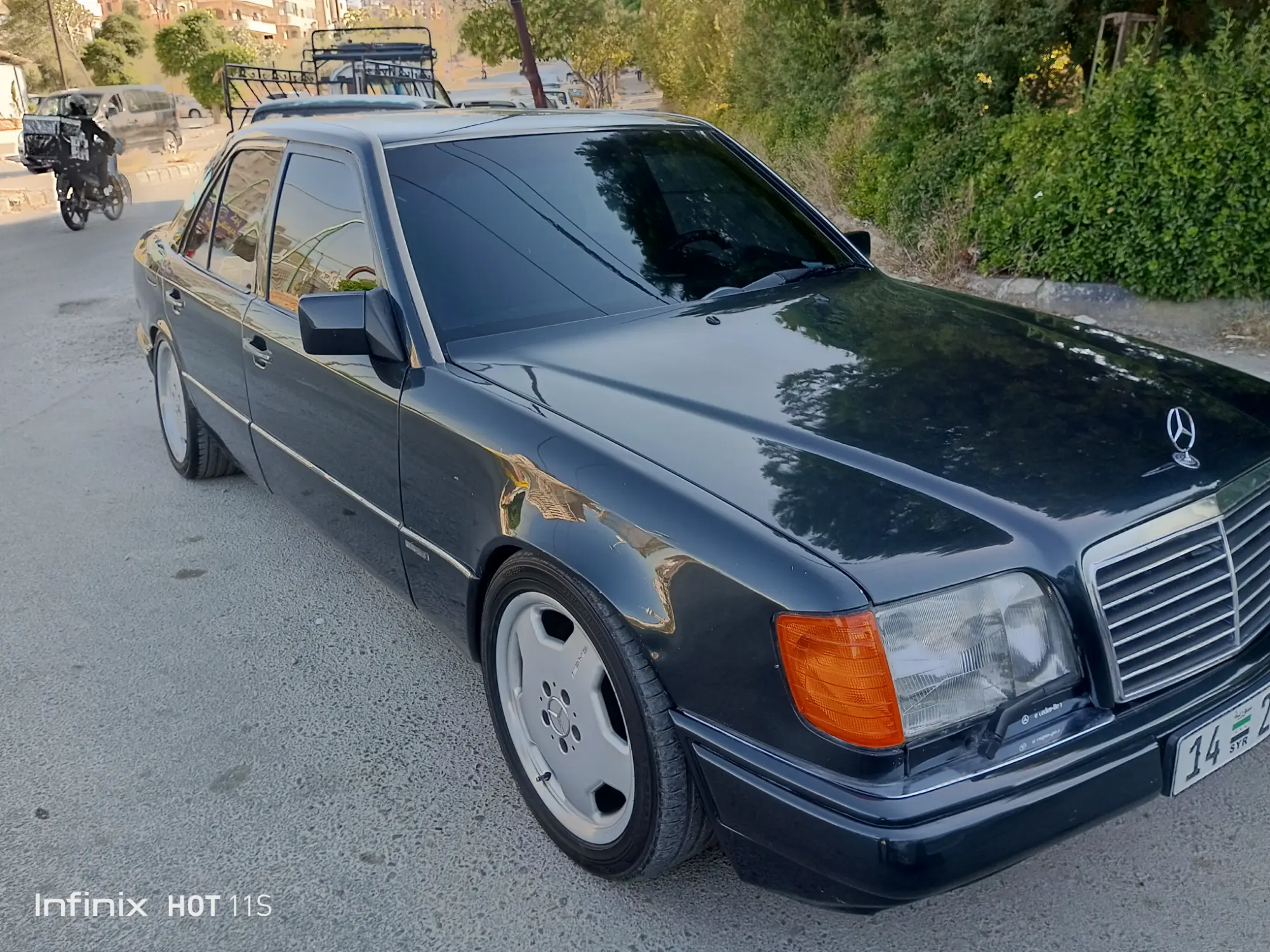 مرسيدس-بنز E-Class موديل 1996 بحالة كلاسيكية مميزة - صورة 2