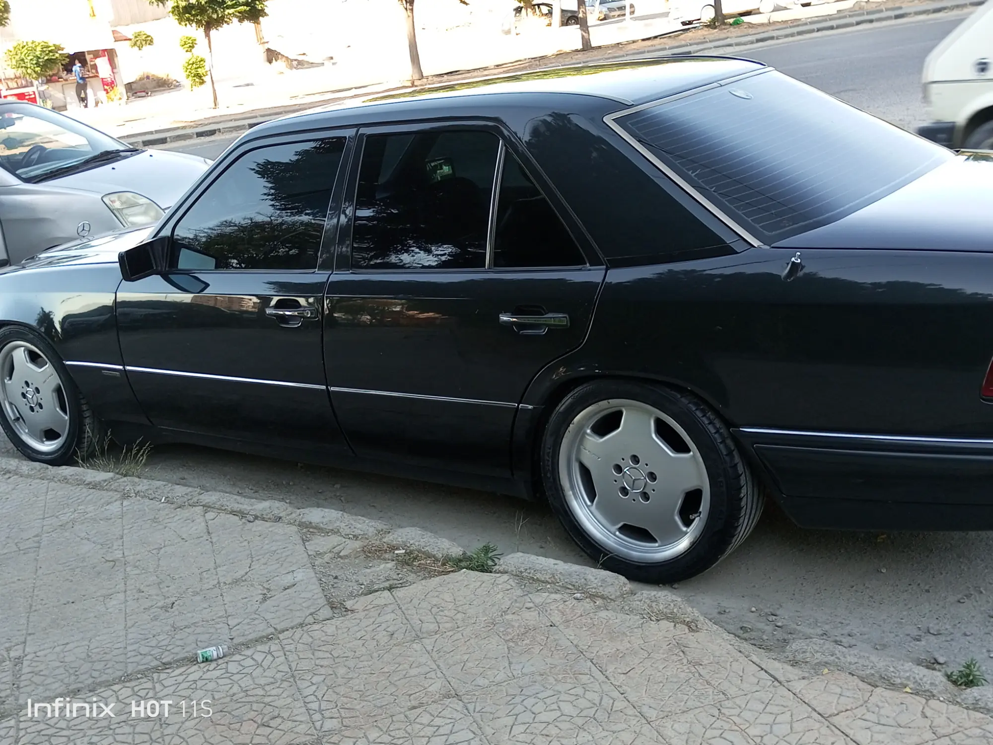 مرسيدس-بنز E-Class موديل 1996 بحالة كلاسيكية مميزة - صورة 4