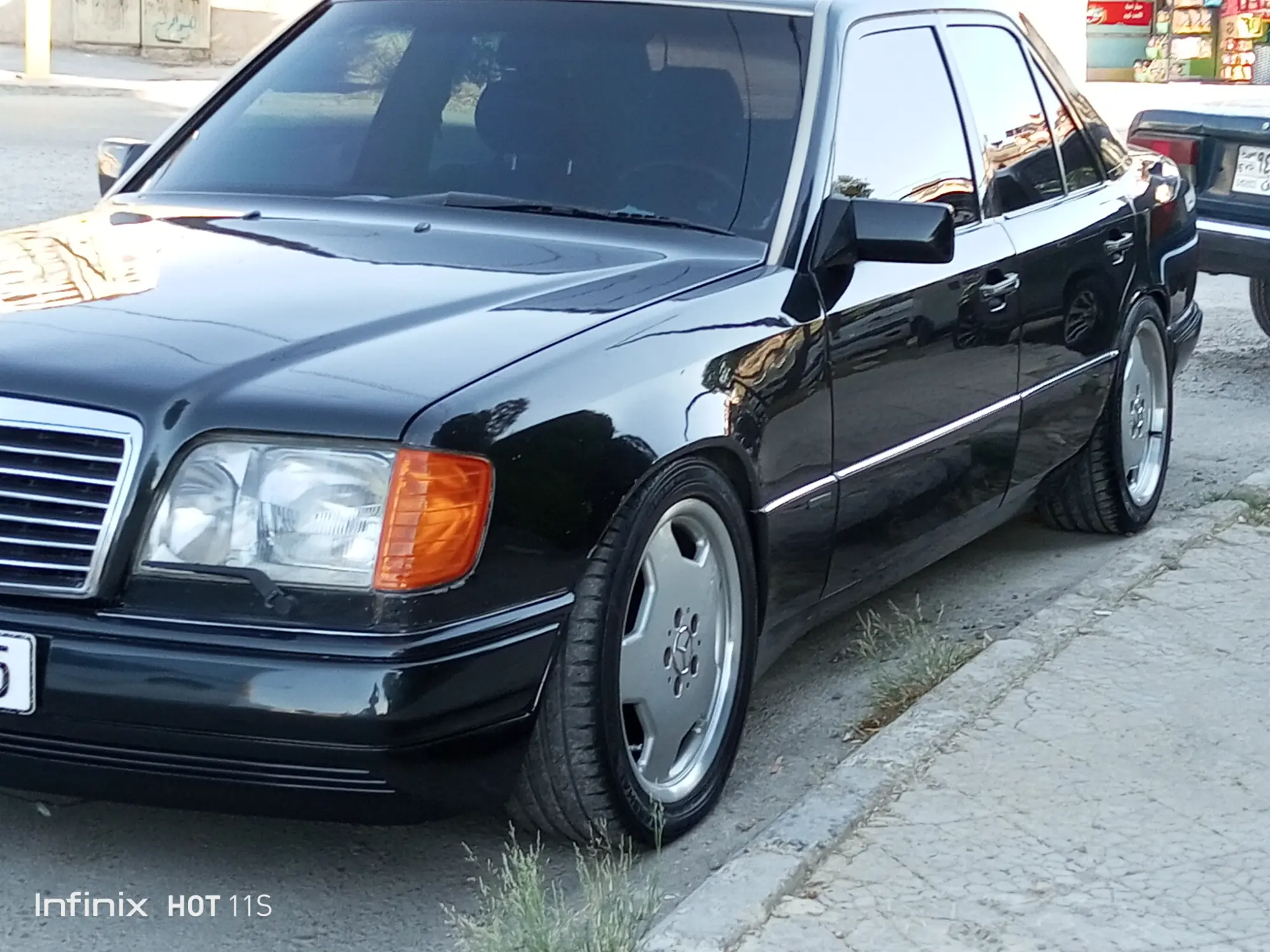 مرسيدس-بنز E-Class موديل 1996 بحالة كلاسيكية مميزة - صورة 5