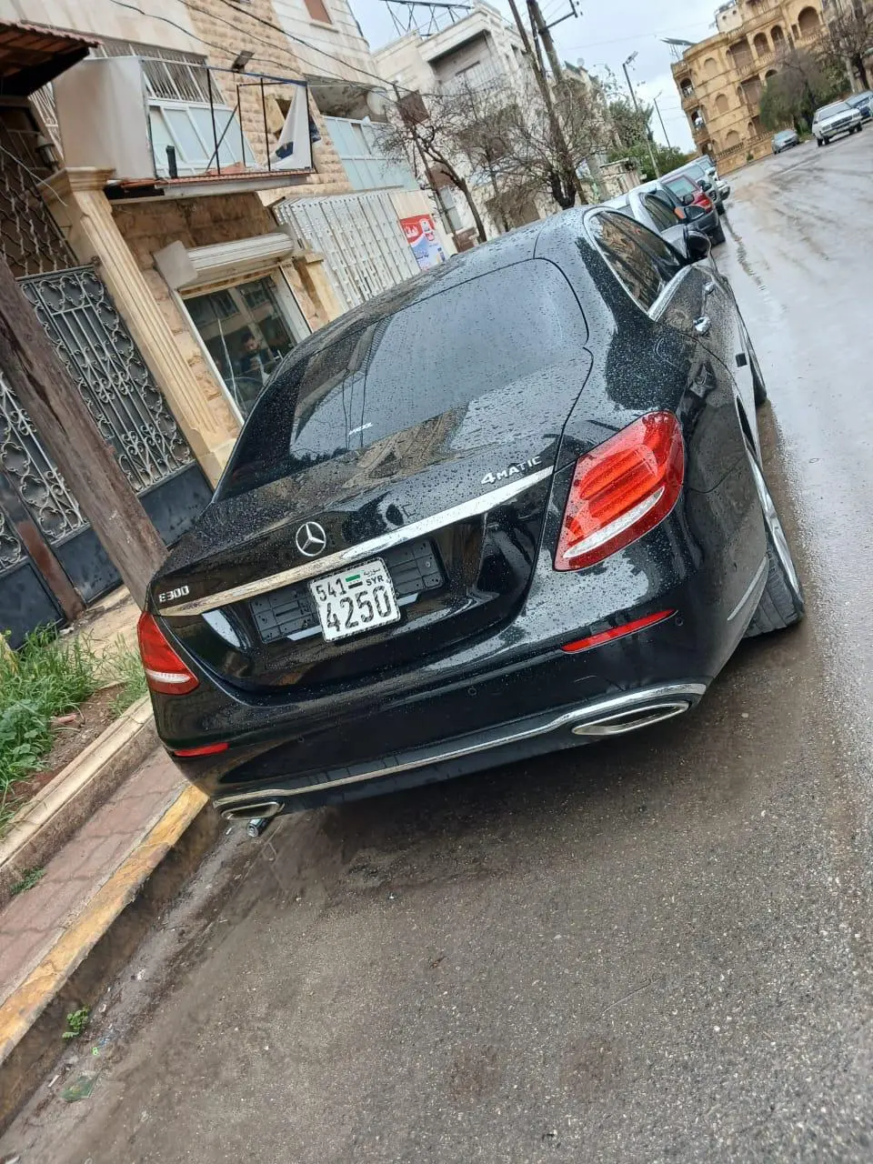 مرسيدس-بنز E-300 موديل 2018 بحالة ممتازة - صورة 3