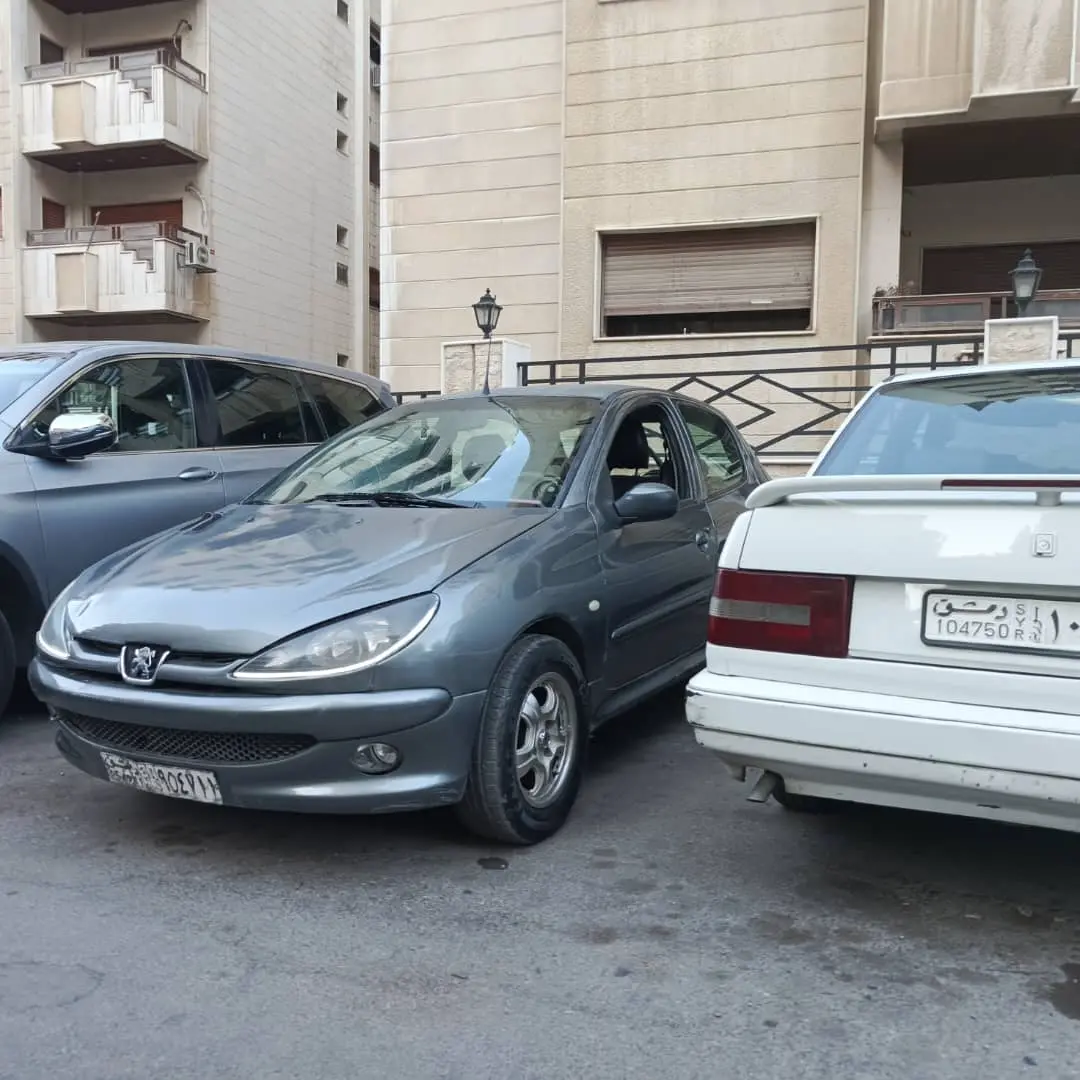 بيجو 206 موديل 2005 بحالة ممتازة للبيع - صورة 6