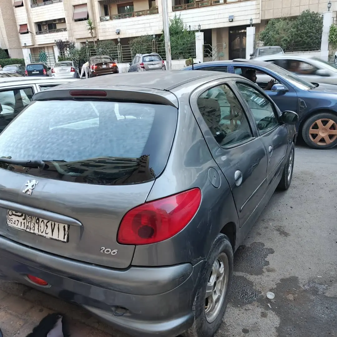 بيجو 206 موديل 2005 بحالة ممتازة للبيع - صورة 9