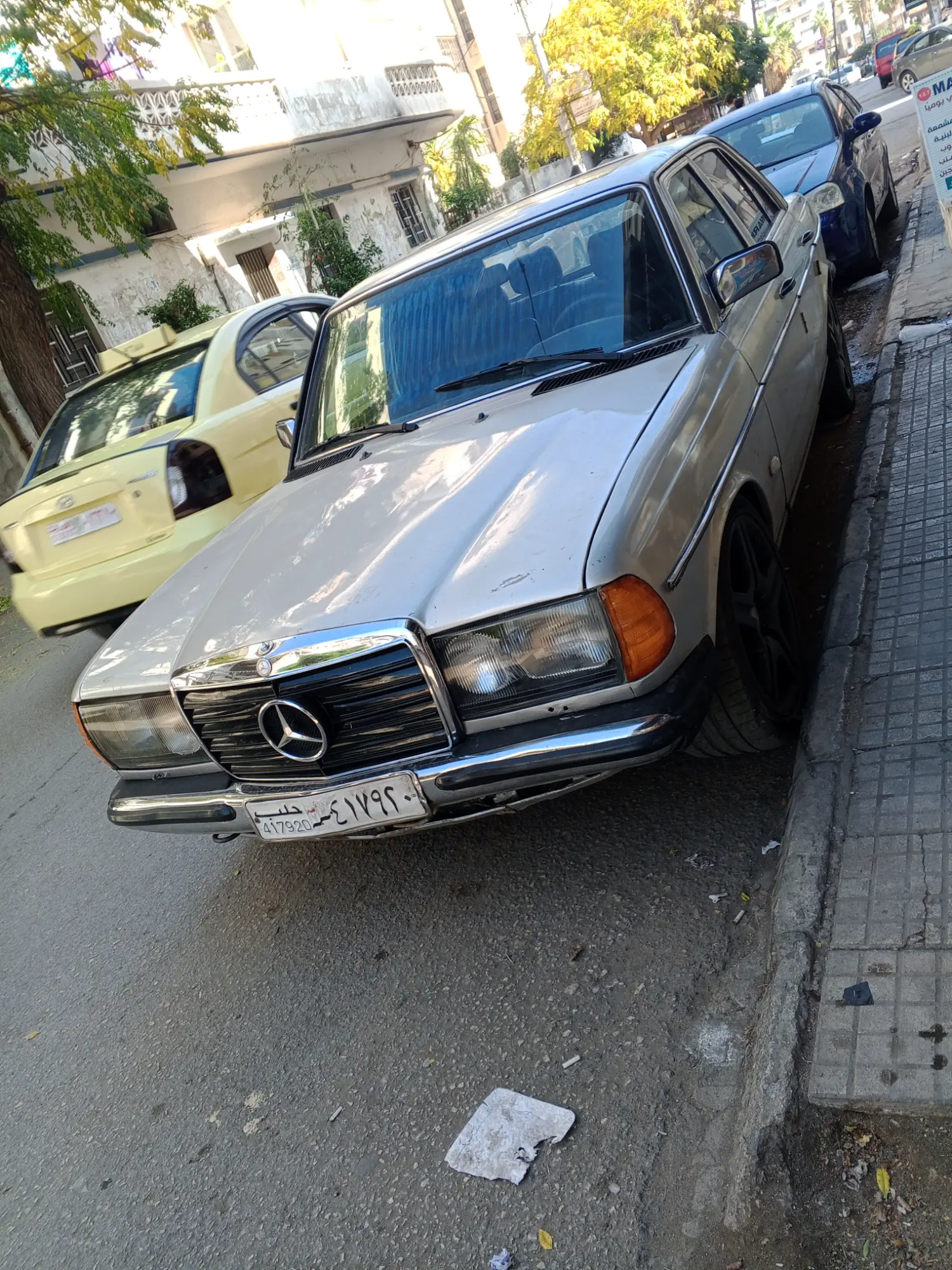 مرسيدس-بنز 200 موديل 1977 كلاسيكية بحالة جيدة - صورة 2