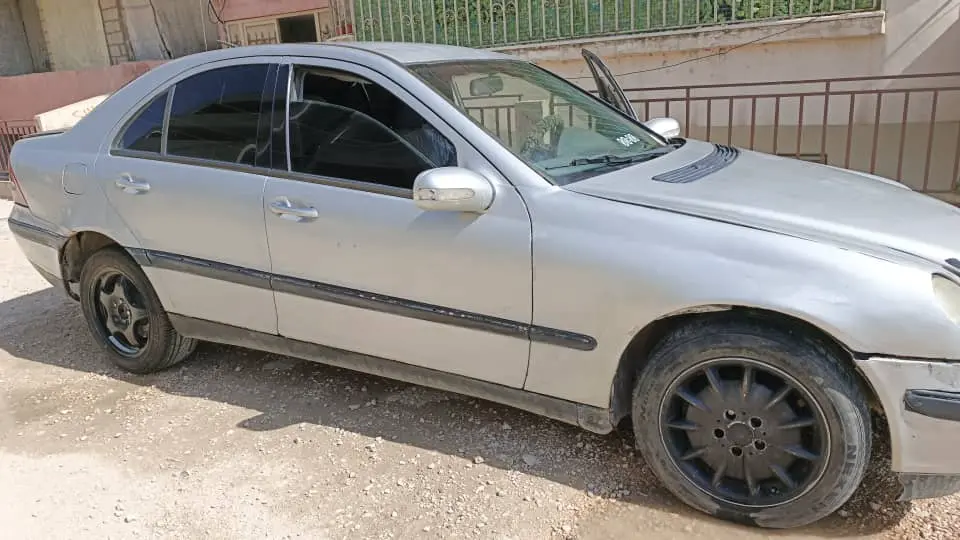 مرسيدس-بنز C-Class موديل 2001 بحالة جيدة - صورة 1