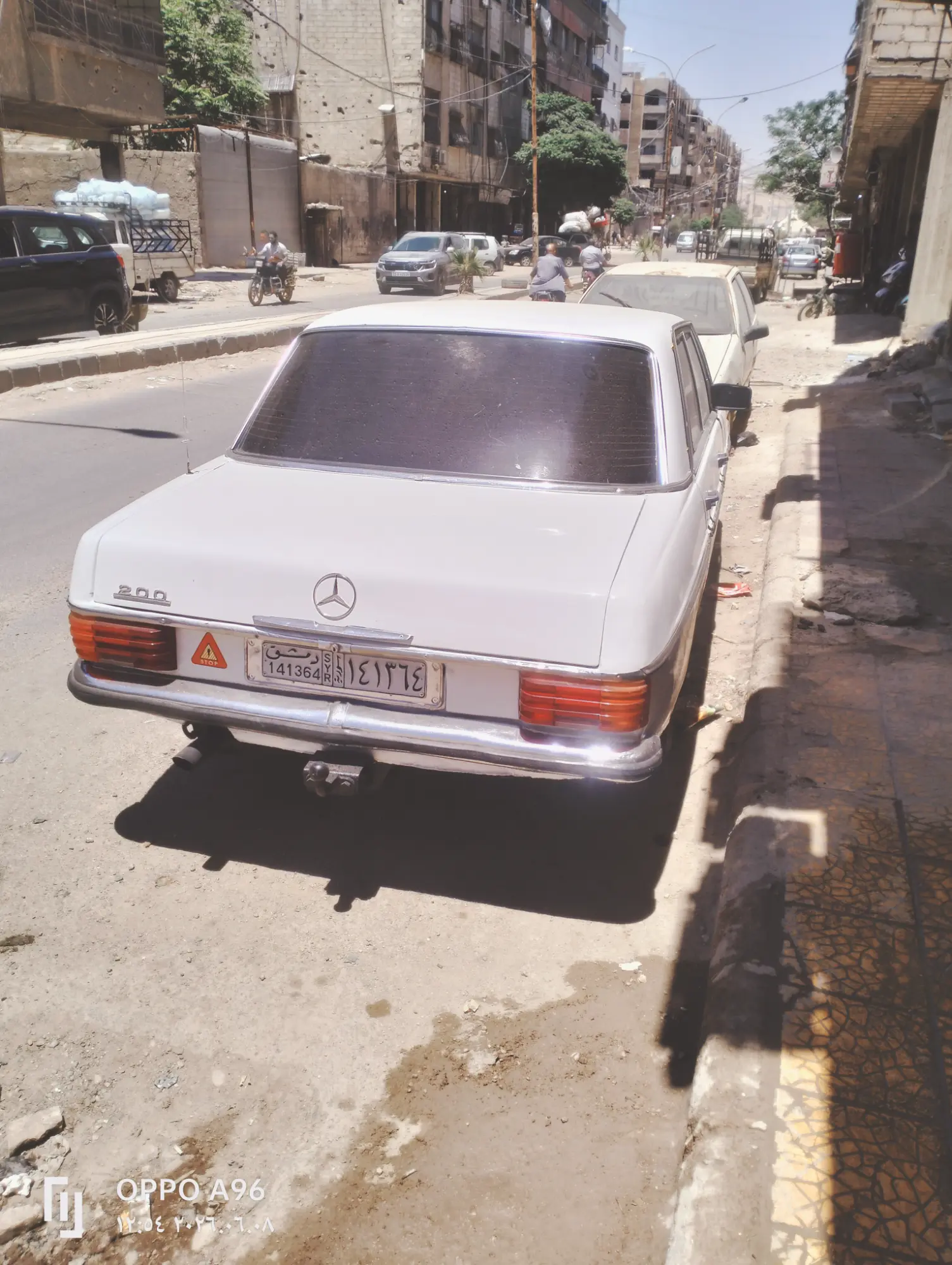 مرسيدس-بنز 200 كلاسيكية موديل 1973 بحالة نادرة - صورة 1