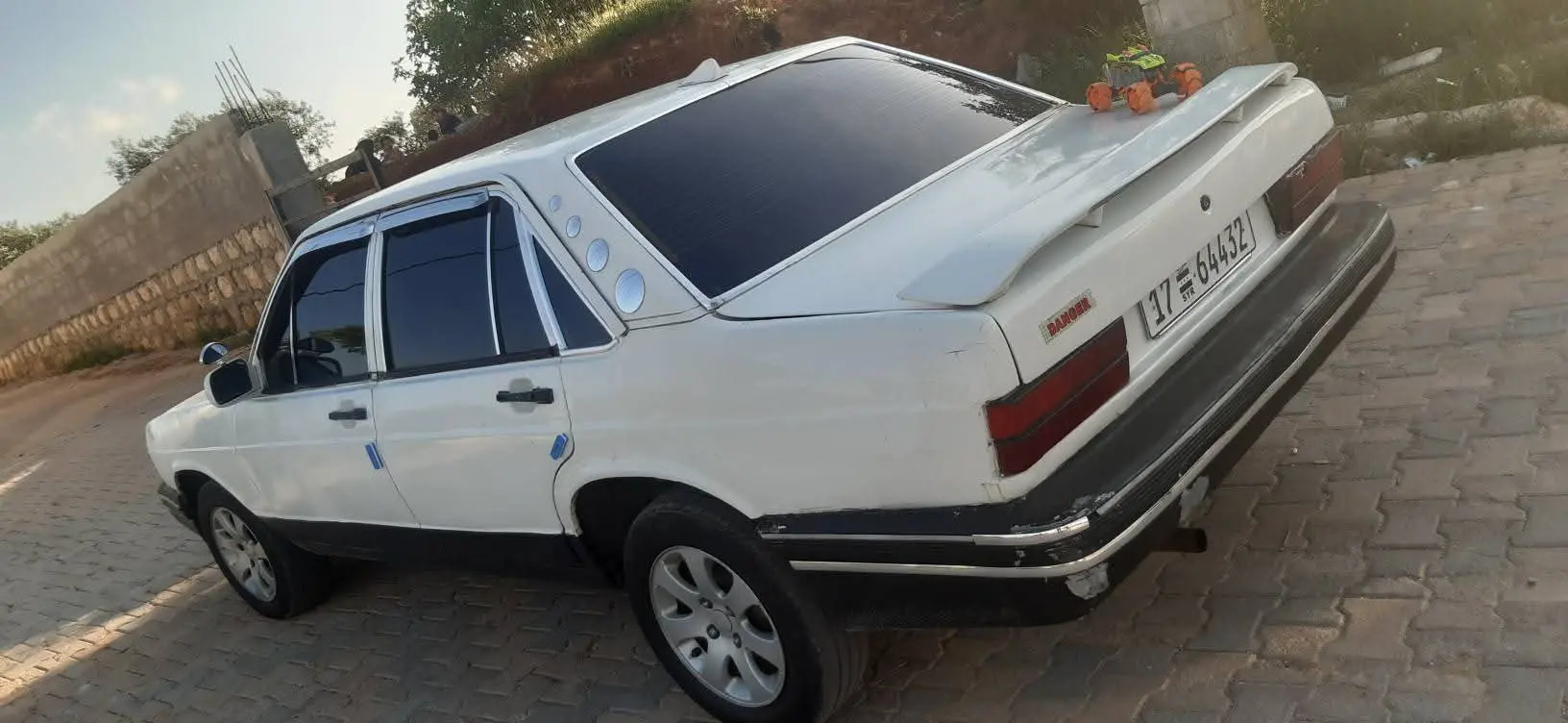 أودي 100 كلاسيكية موديل 1982 بحالة ممتازة - صورة 3