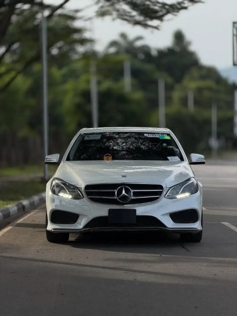 مرسيدس-بنز E-Class 2015 بحالة ممتازة وفخامة لا تضاهى - صورة 1