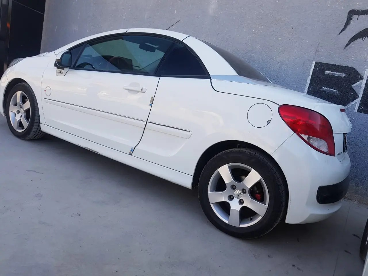 بيجو 207 CC موديل 2011 سيارة رياضية مكشوفة - صورة 2