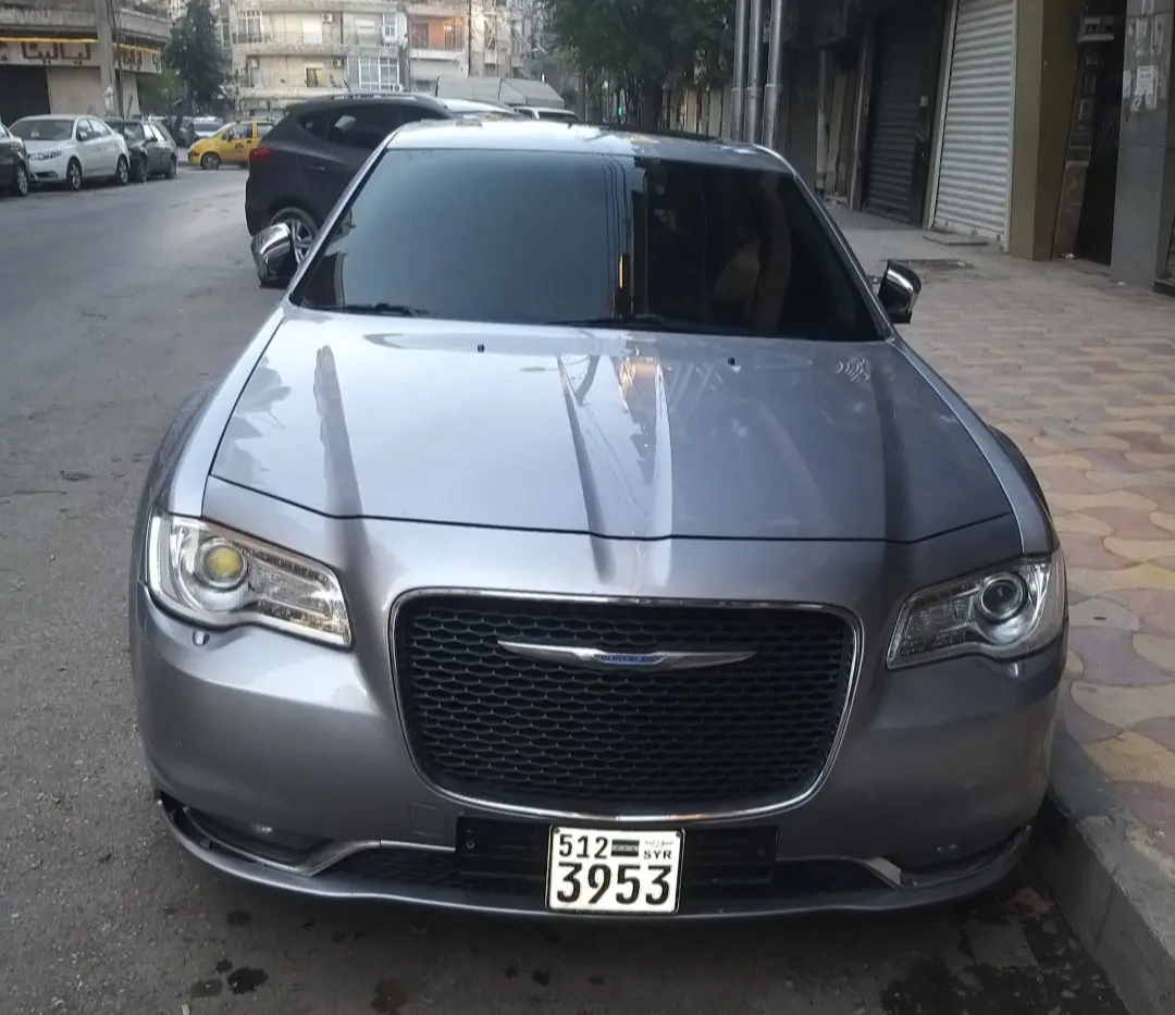 كرايسلر 300 موديل 2015 بحالة ممتازة - صورة 2