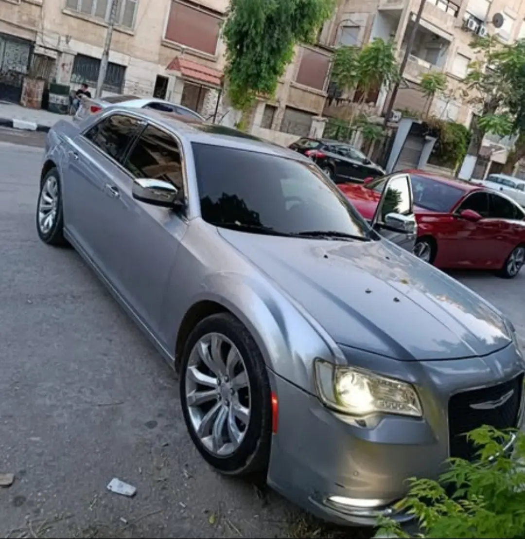 كرايسلر 300 موديل 2015 بحالة ممتازة - صورة 3