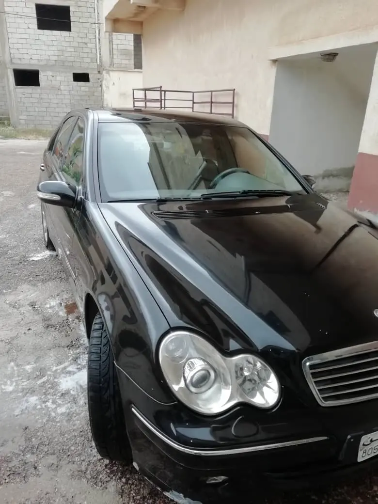 مرسيدس-بنز C-Class 2005 بحالة جيدة - صورة 2