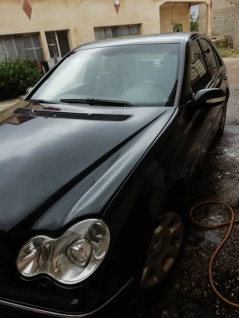 مرسيدس-بنز C-Class 2005 بحالة جيدة - صورة 3