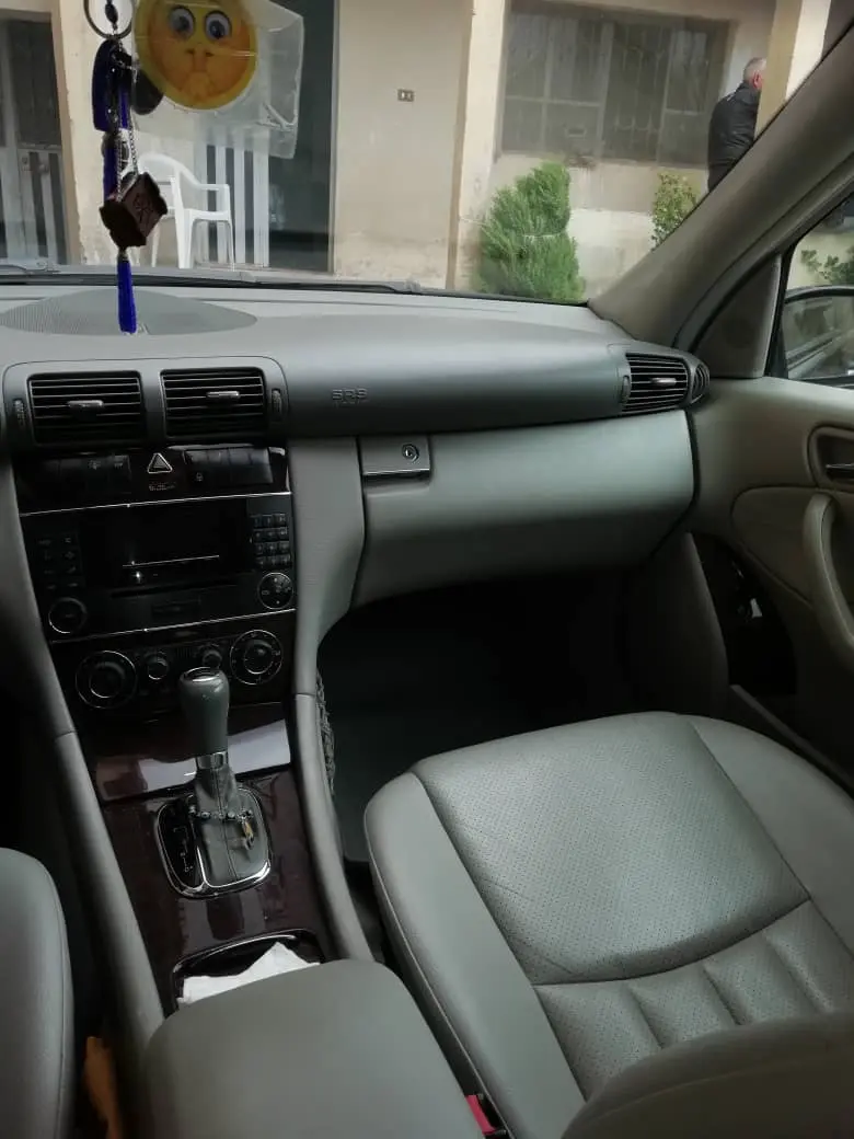 مرسيدس-بنز C-Class 2005 بحالة جيدة - صورة 4