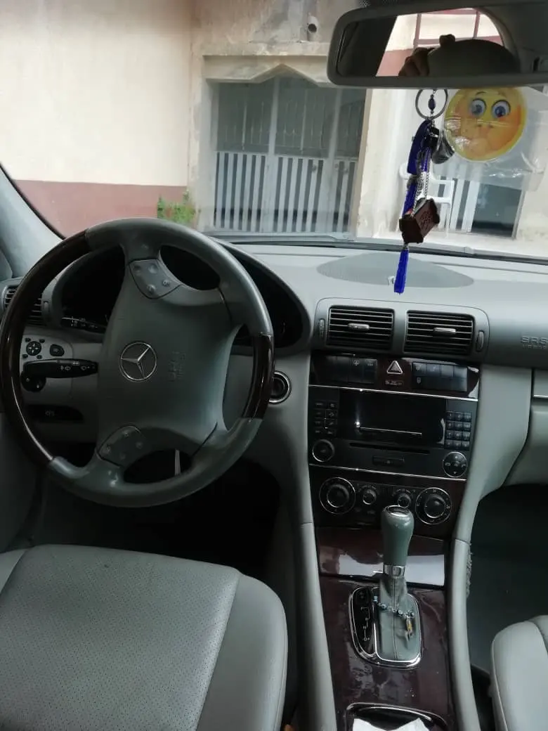 مرسيدس-بنز C-Class 2005 بحالة جيدة - صورة 5