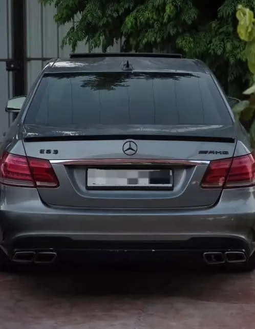 مرسيدس-بنز E63 AMG موديل 2013 بحالة ممتازة - صورة 2