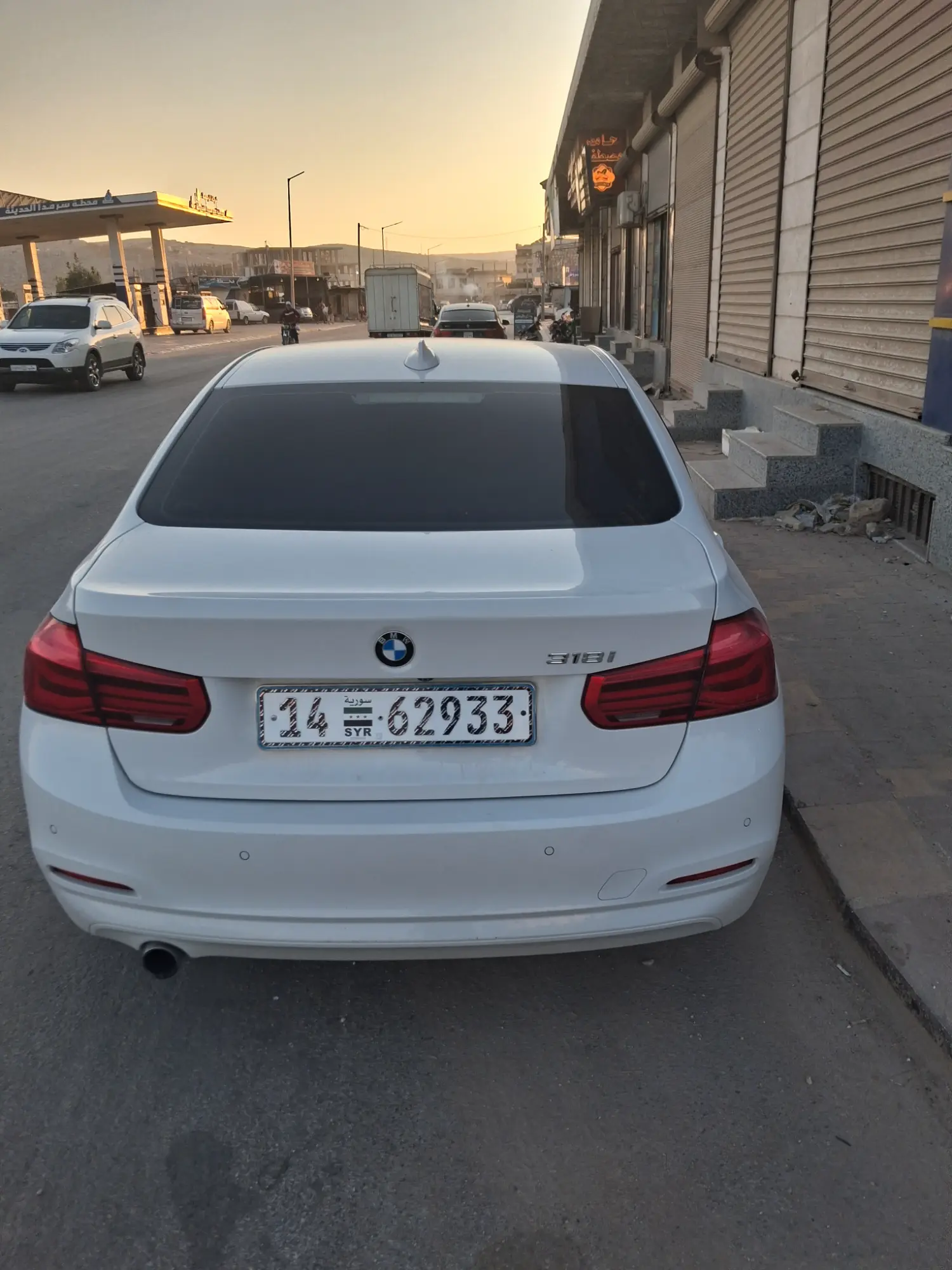 بي إم دبليو 320i موديل 2018 بحالة ممتازة - صورة 2