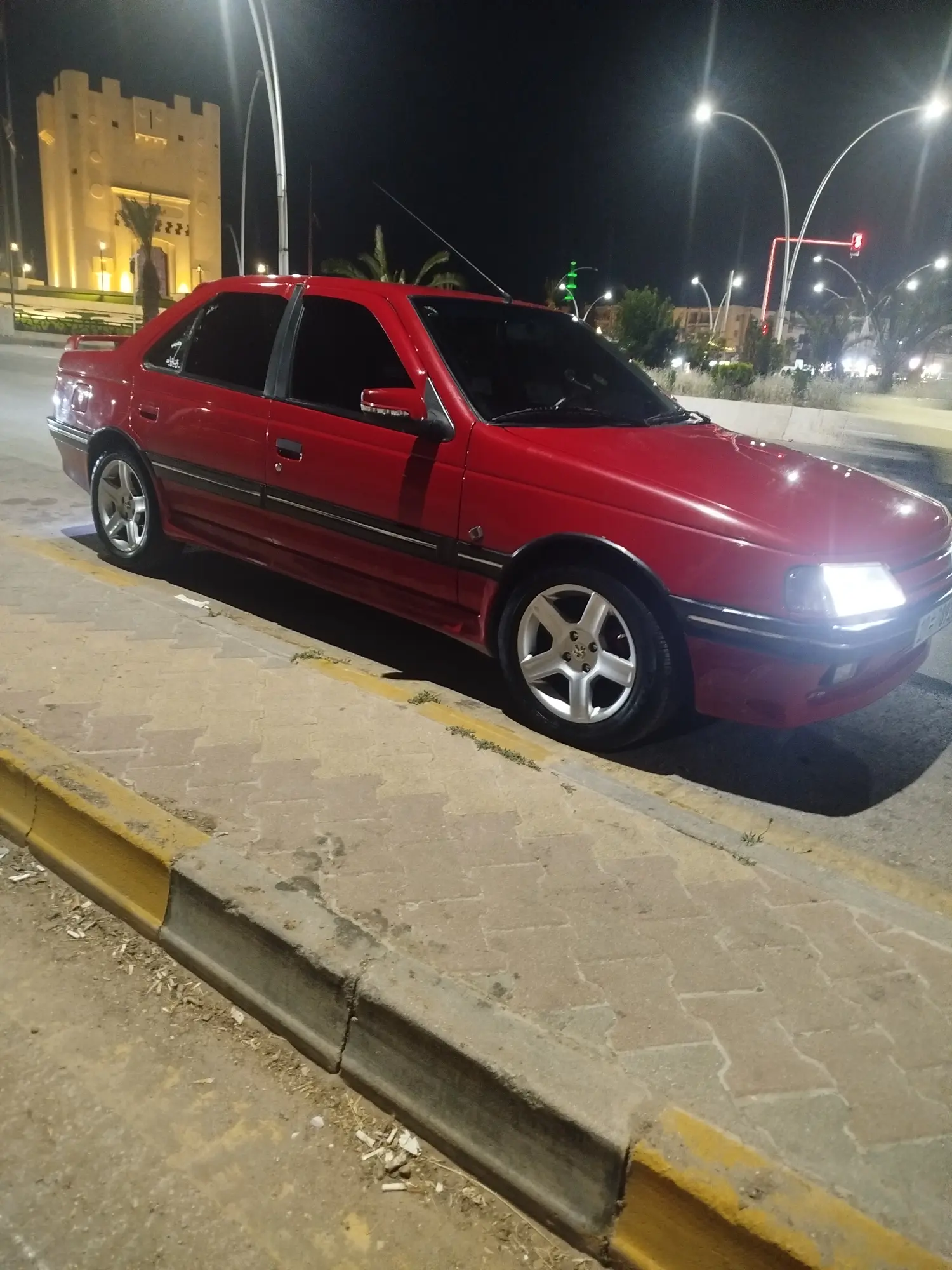 بيجو 405 موديل 1993 بحالة مميزة - صورة 3