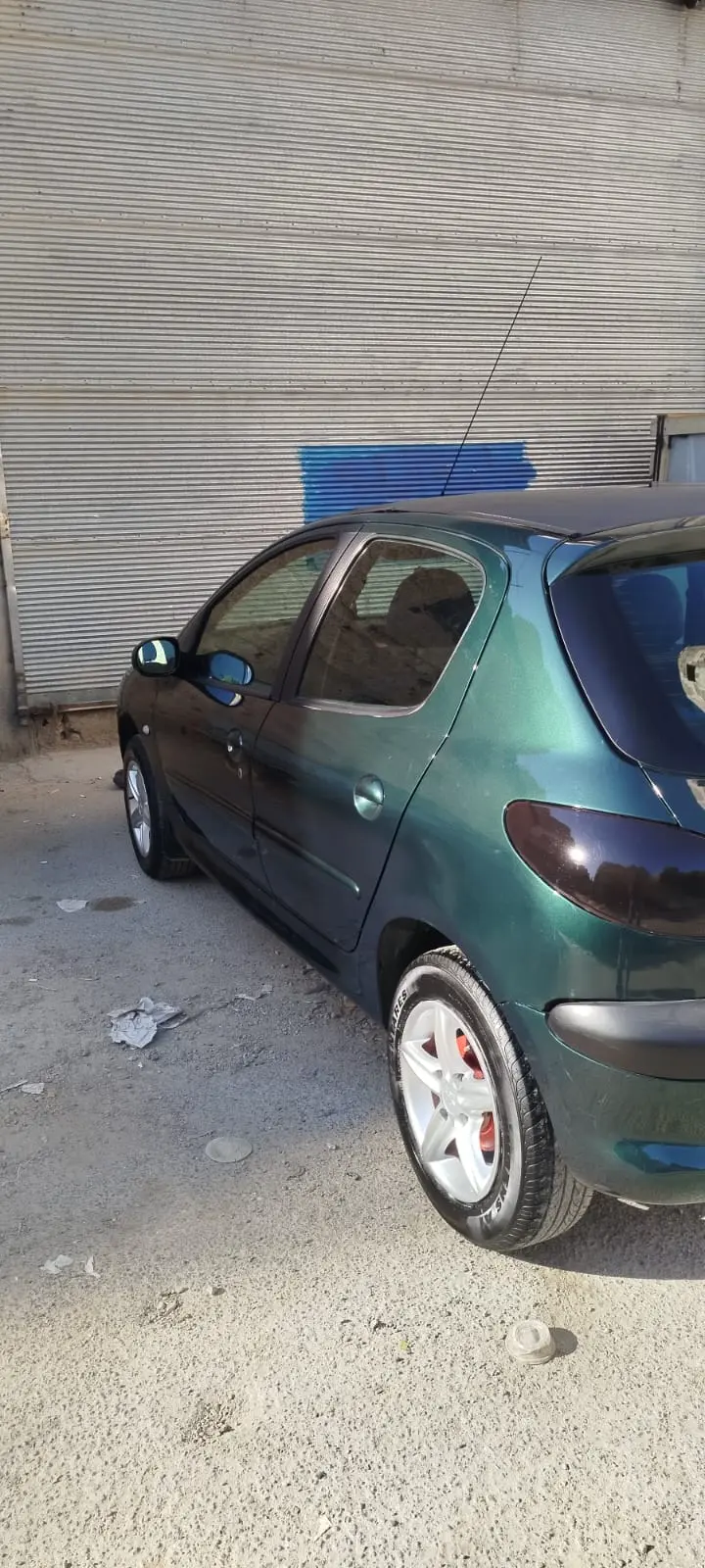 بيجو 206 موديل 2006 بحالة جيدة - صورة 4