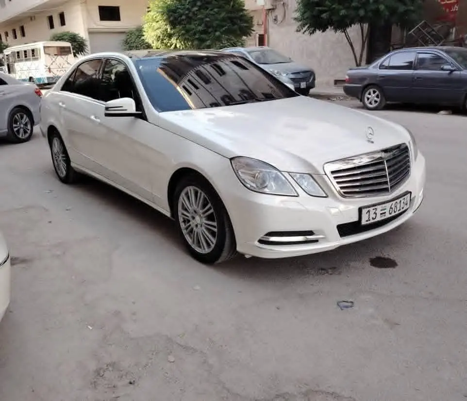 مرسيدس-بنز E-Class موديل 2011 بحالة ممتازة