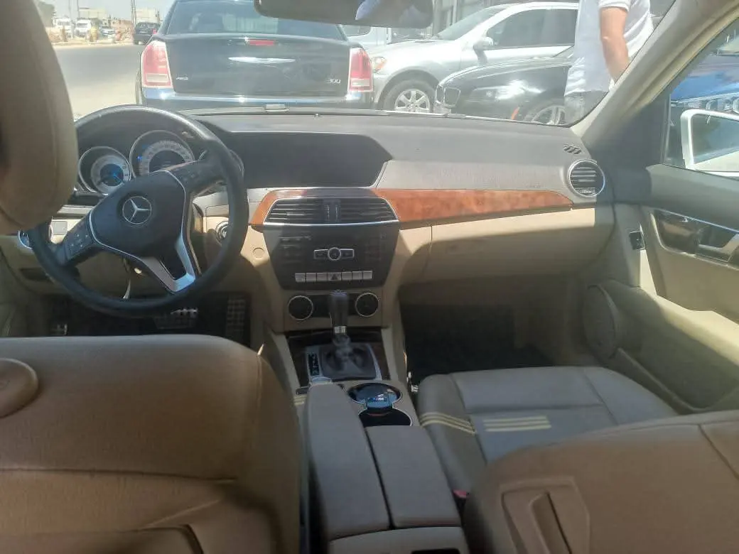 مرسيدس-بنز C300 موديل 2014 بحالة ممتازة - صورة 2