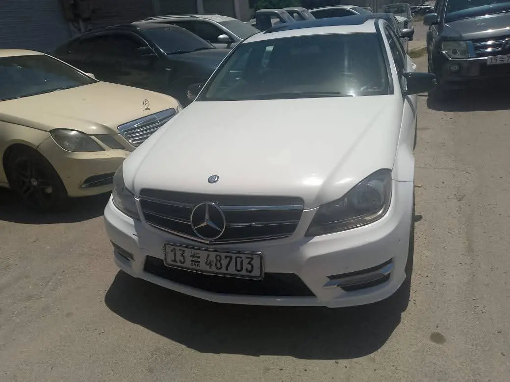 مرسيدس-بنز C300 موديل 2014 بحالة ممتازة - صورة 4