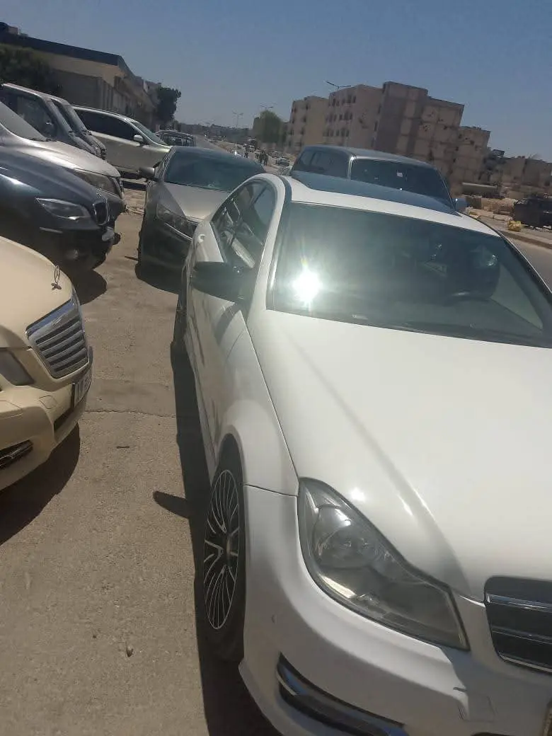 مرسيدس-بنز C300 موديل 2014 بحالة ممتازة - صورة 6