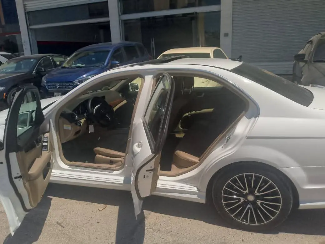 مرسيدس-بنز C300 موديل 2014 بحالة ممتازة - صورة 7
