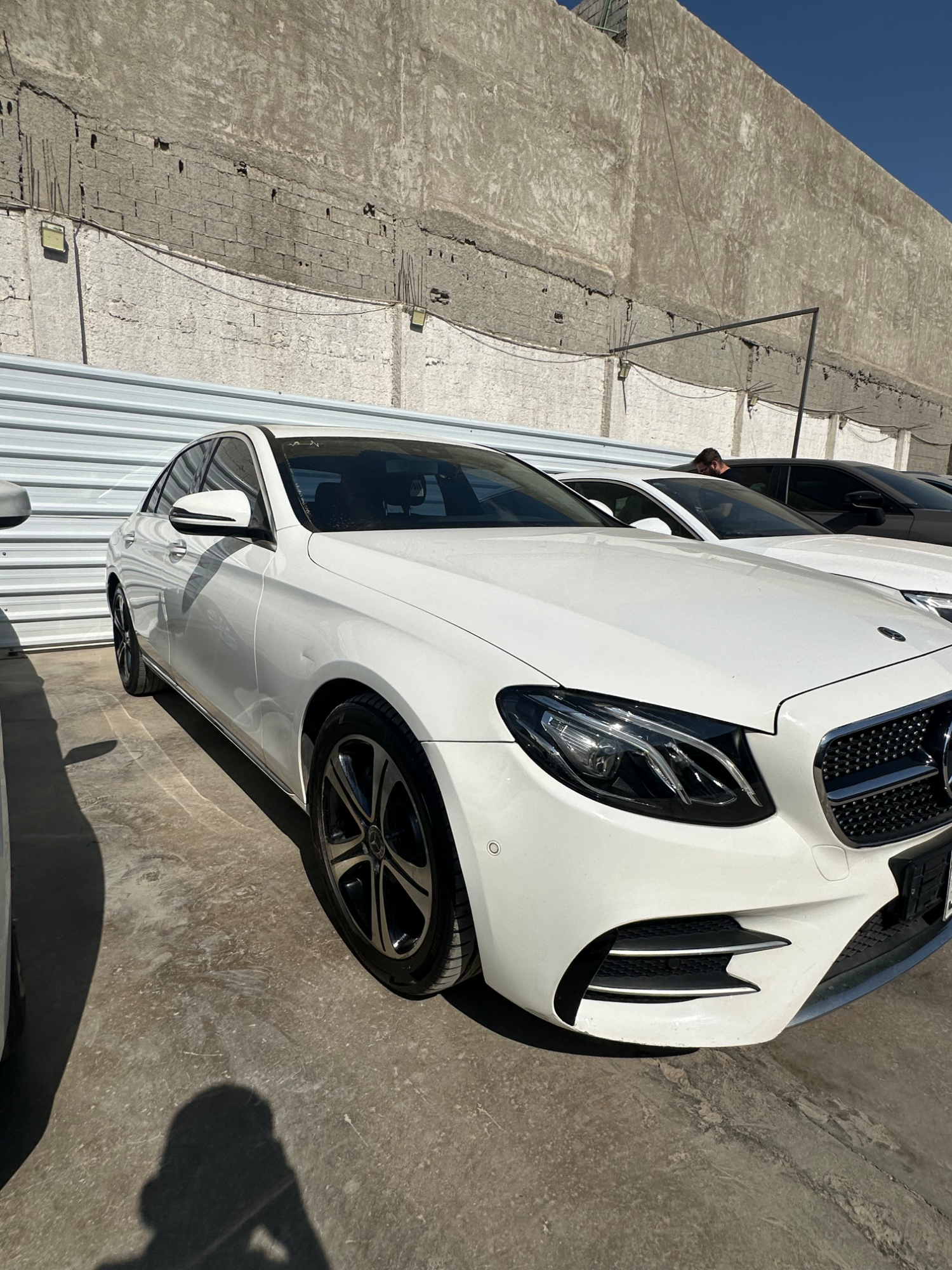 مرسيدس-بنز E-Class 2024 بحالة الوكالة - صورة 3