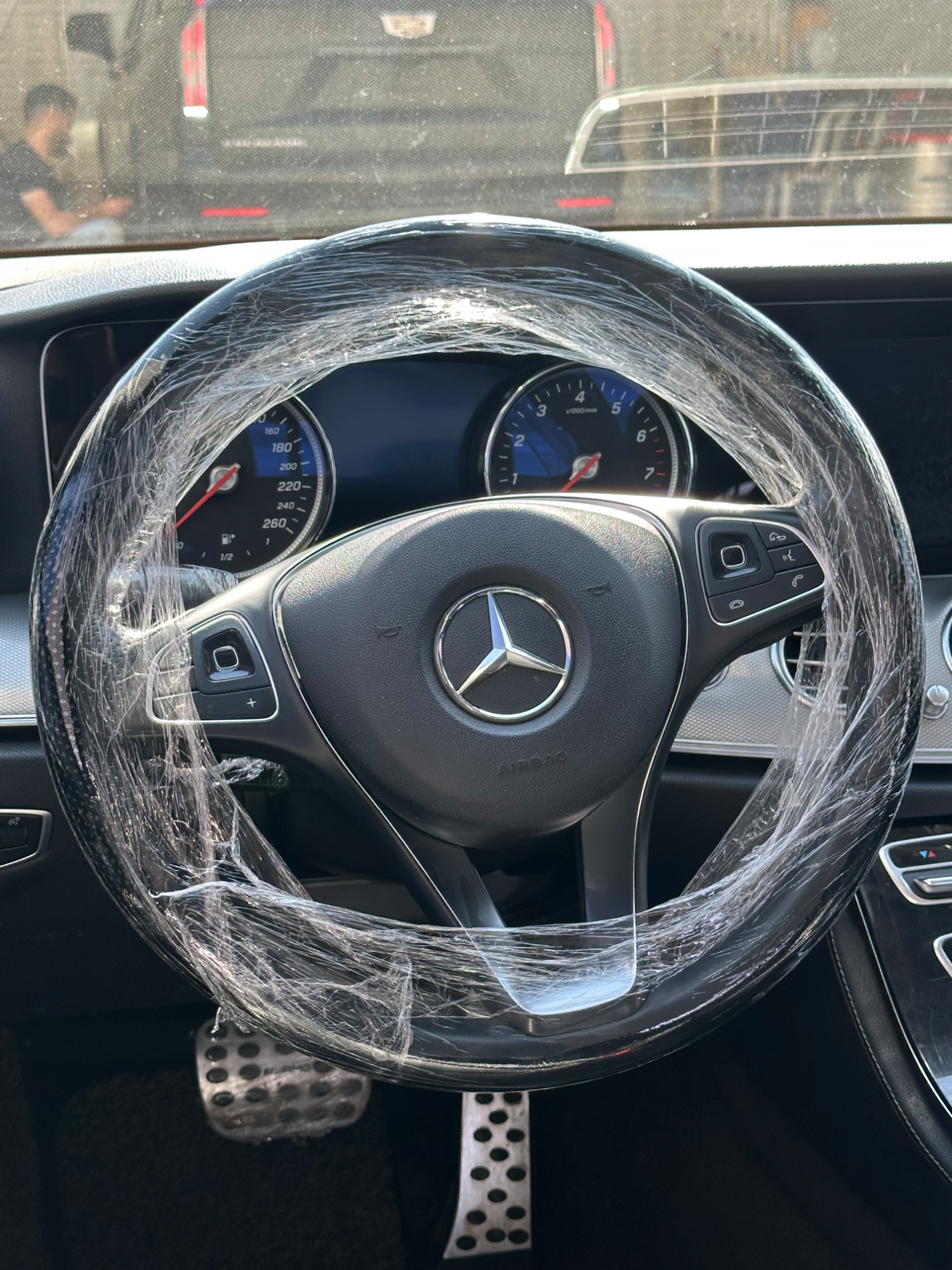 مرسيدس-بنز E-Class 2024 بحالة الوكالة - صورة 5