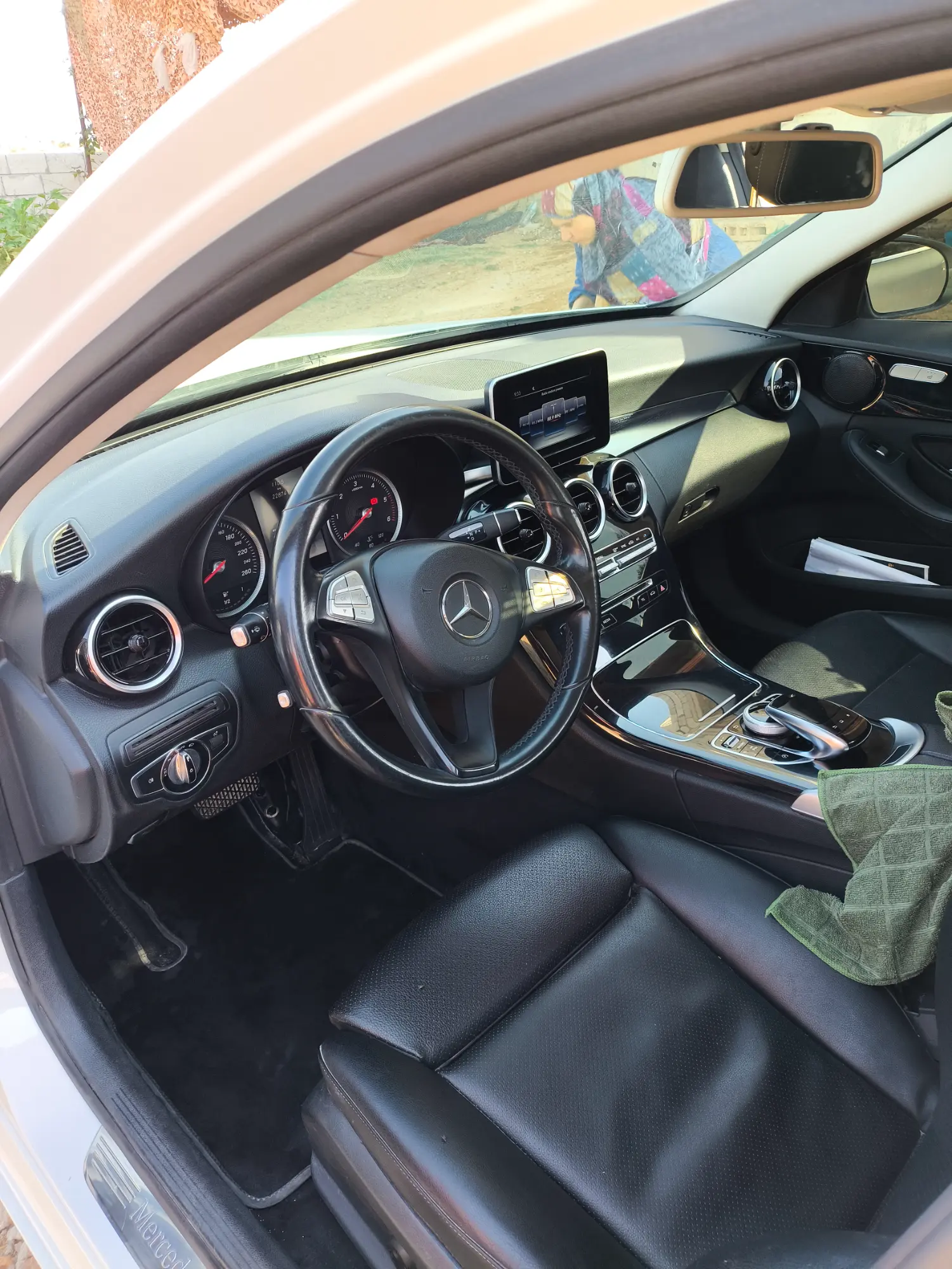مرسيدس-بنز C200d 2016 بحالة ممتازة - صورة 8