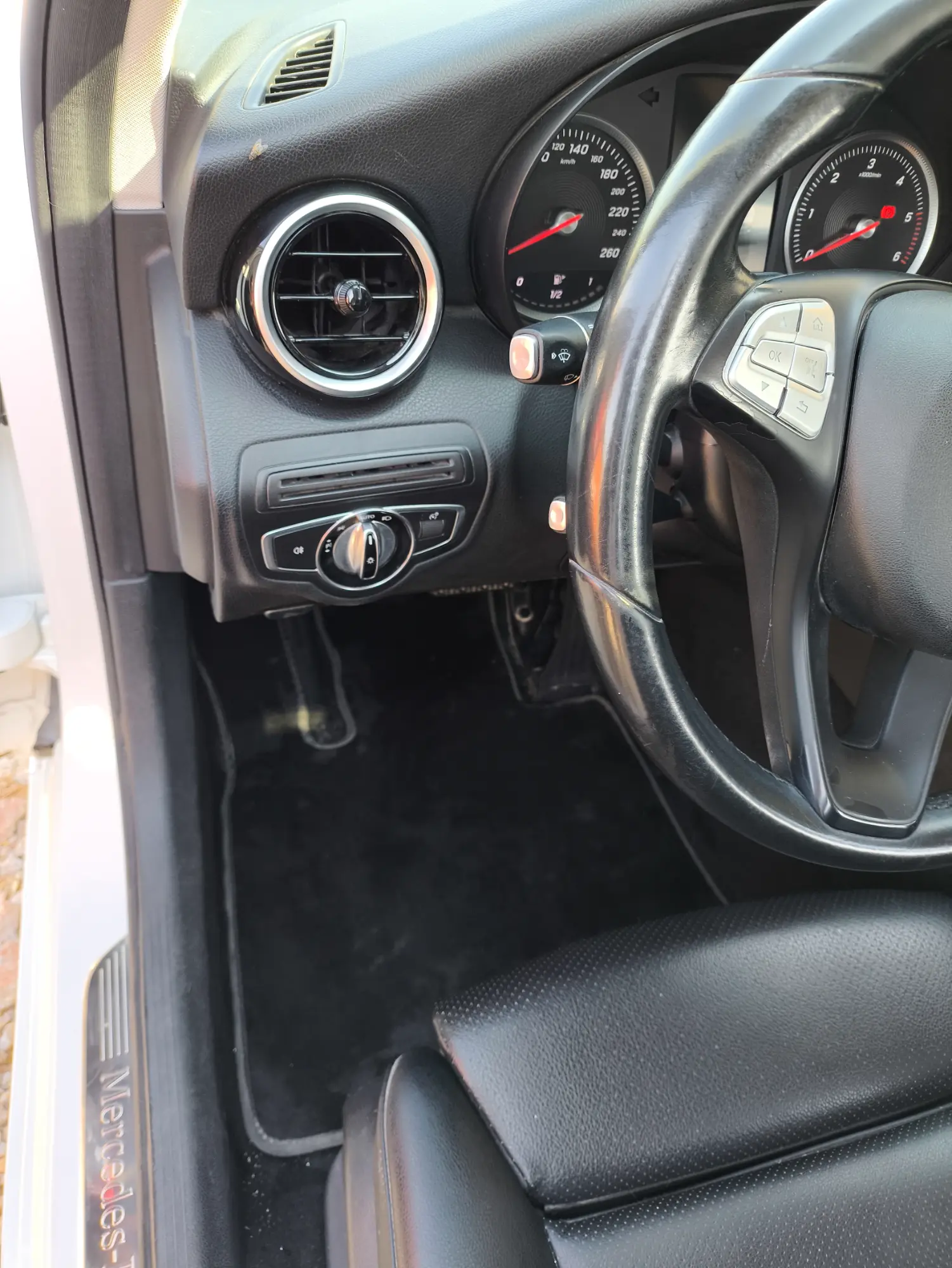 مرسيدس-بنز C200d 2016 بحالة ممتازة - صورة 10