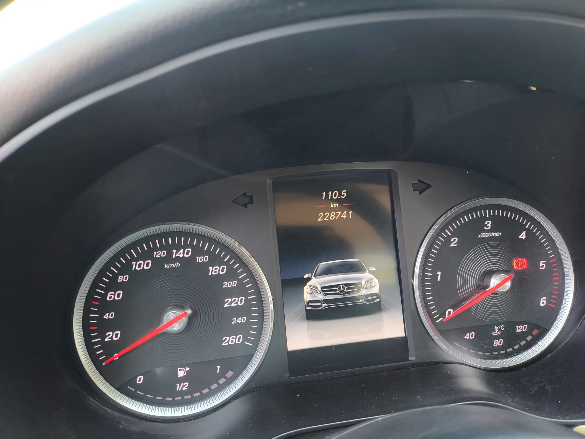مرسيدس-بنز C200d 2016 بحالة ممتازة - صورة 11