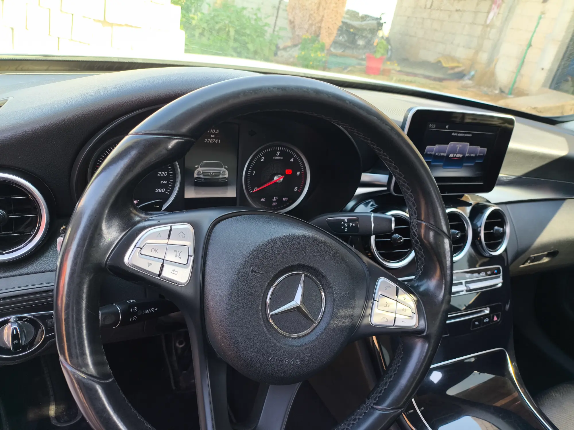 مرسيدس-بنز C200d 2016 بحالة ممتازة - صورة 17