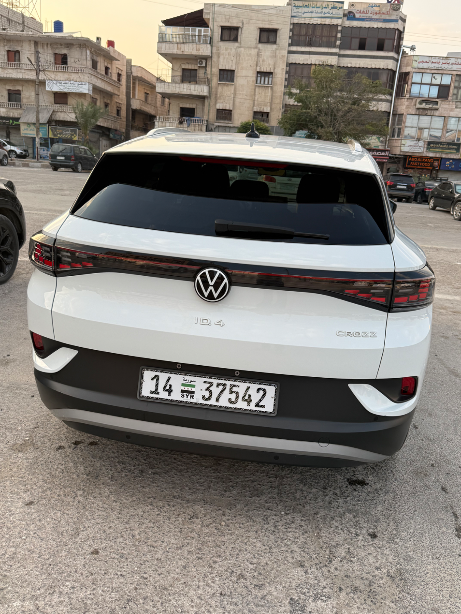 فولكس فاجن ID.4 موديل 2022 كهربائية بحالة ممتازة - صورة 2